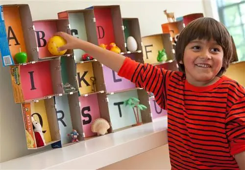 ребенок играет в алфавитную игру