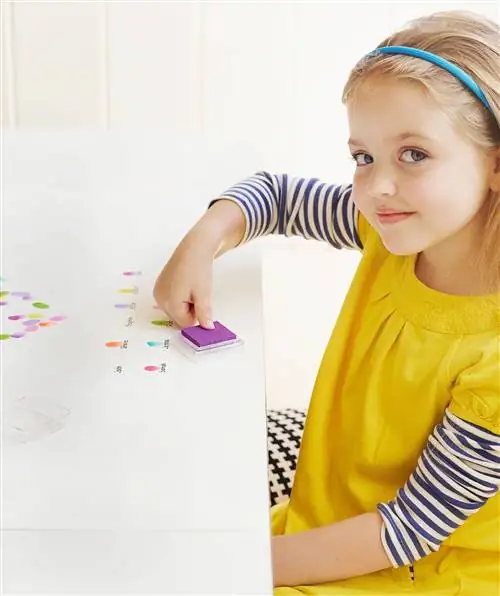 рисование пальцами на бумаге, накрывающей стол