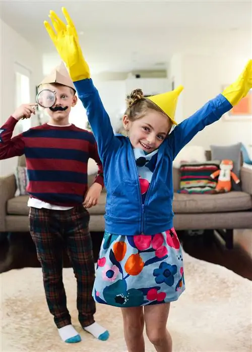 дети в костюмах из предметов быта