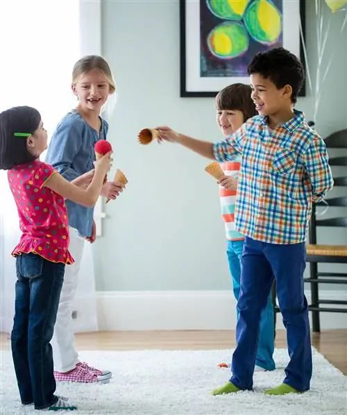 дети играют в эстафету с мороженым