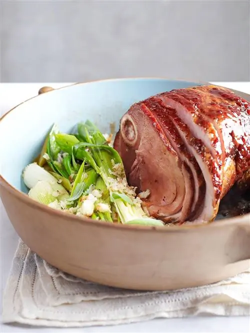 Запеченный окорок в горчично-сливовой глазури