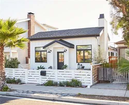 Калифорнийский дом снаружи белого забора