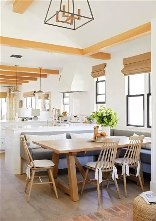 отремонтированная обеденная зона ручной работы со встроенными креслами