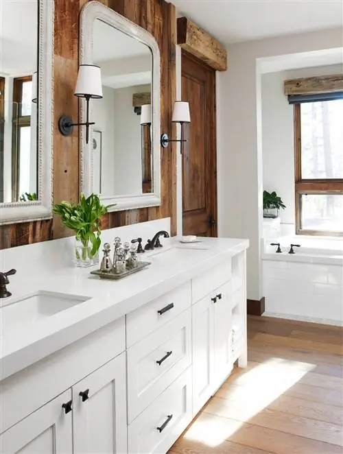 белая ванная комната с деревянными стенами