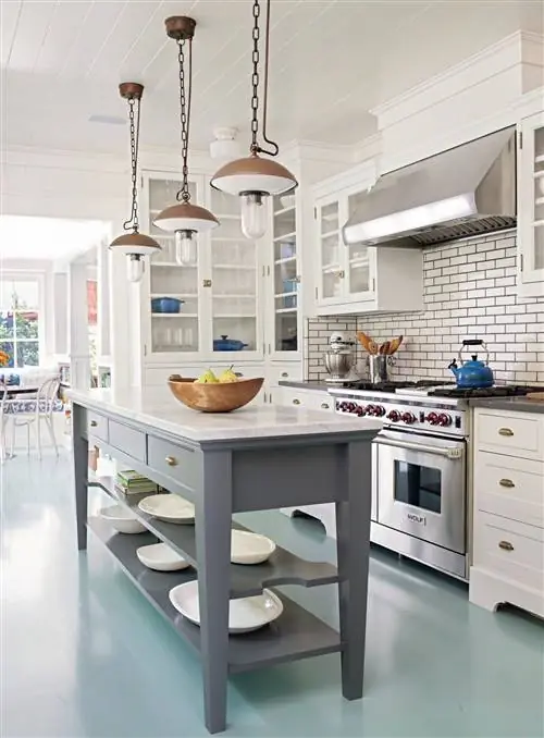 линолеум кухонный пол белые стеклянные шкафы