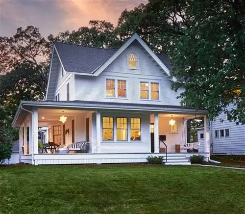 белый фасад дома с верандой