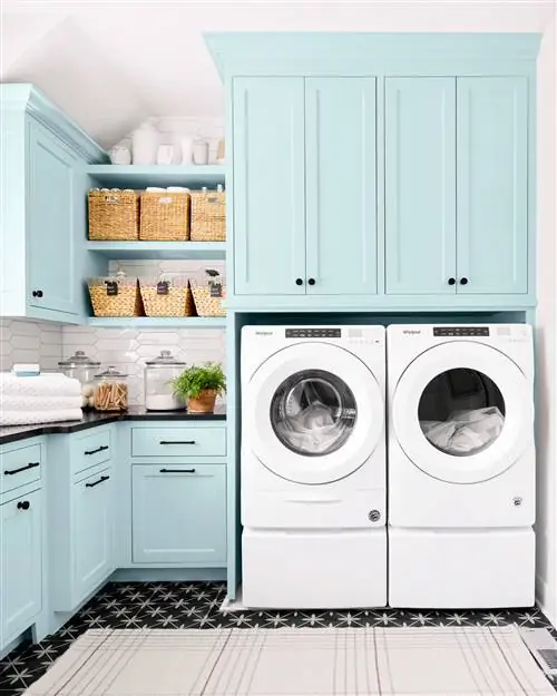 подходящая белая стиральная машина и сушилка в прачечной