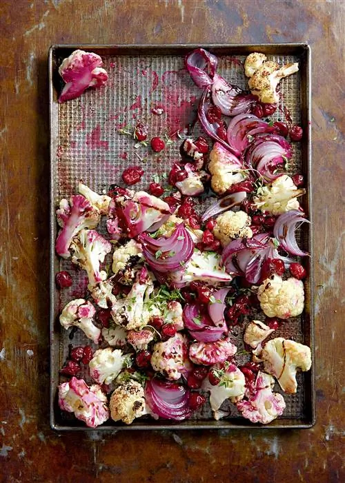 Жареная цветная капуста с клюквой