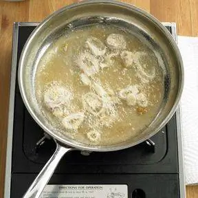 луковые кольца обжарить на сковороде