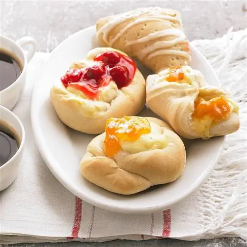 Датская выпечка с фруктами и сыром