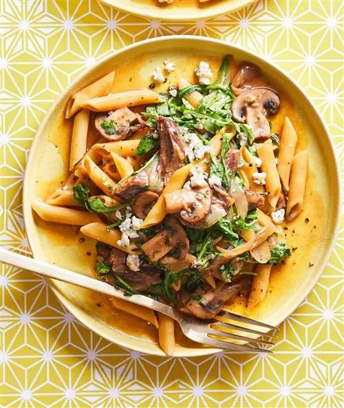 Пенне с говядиной, грибами и карамелизированным луком в мультиварке