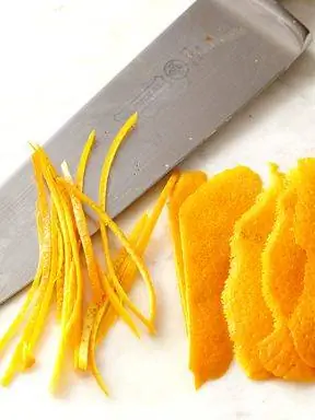 кусочки апельсиновой цедры ножом