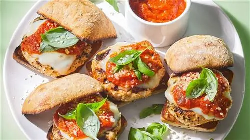 Слайдеры с курицей и пармезаном с травами