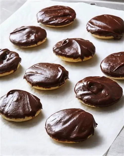 Печенье с шоколадной глазурью на пергаментной бумаге