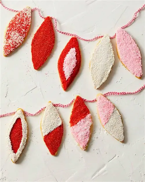 Печенье Maple Cutout в красных и розовых рождественских формах
