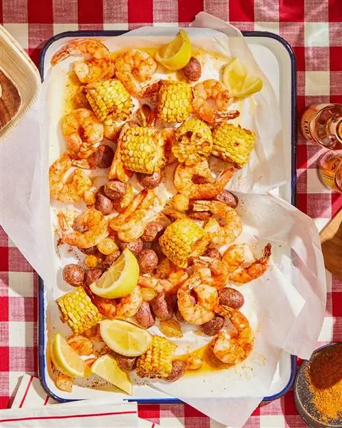 креветки, кукуруза и картофель на подносе