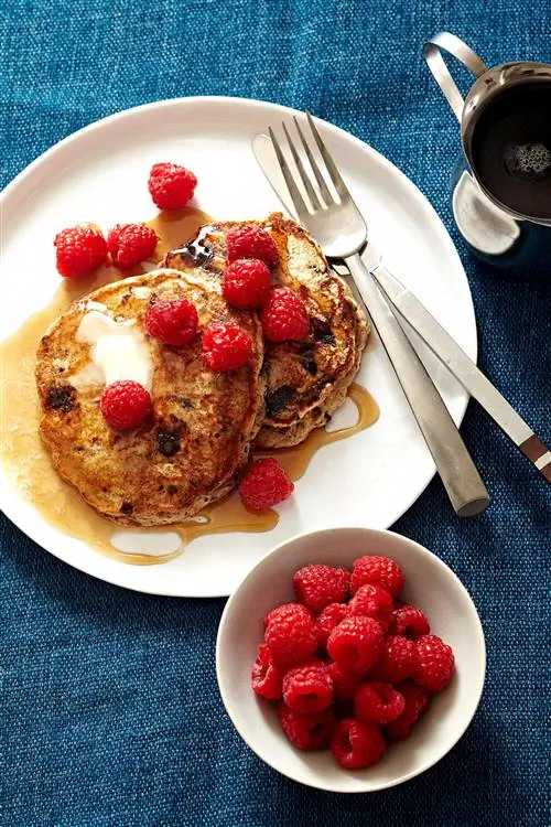 Банановые оладьи Шоколадные кусочки Малина