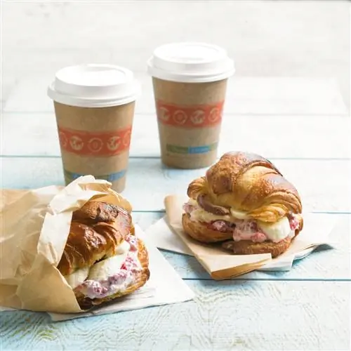 Сэндвич с малиновым круассаном