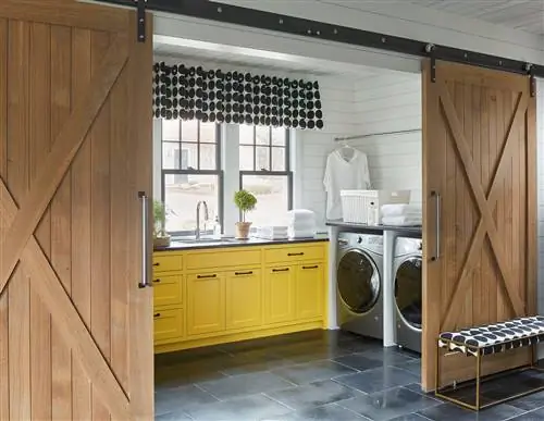 прачечная с желтыми шкафами и большими раздвижными дверями 43f0c377