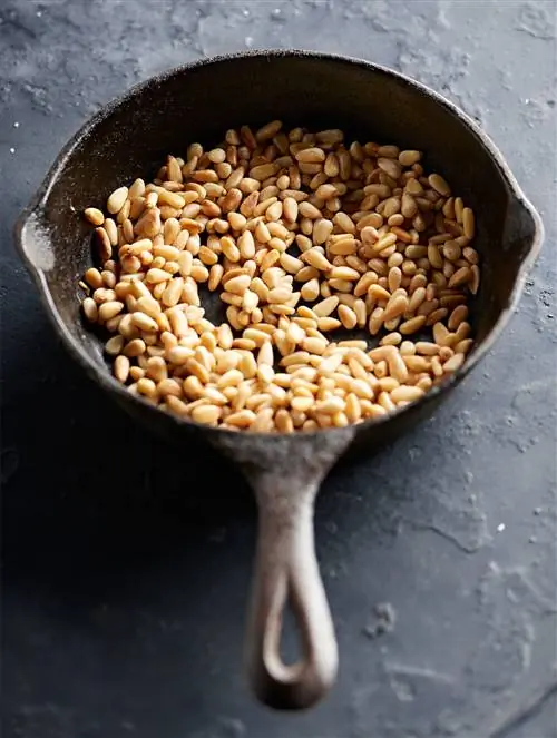 поджаренные орехи в чугунной сковороде