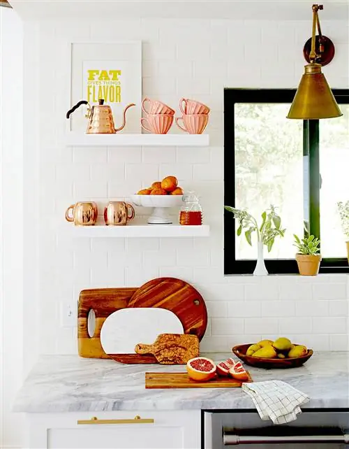 Кухня с белыми полками с декором