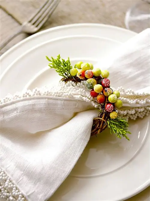 Сервировка с кольцом ягод