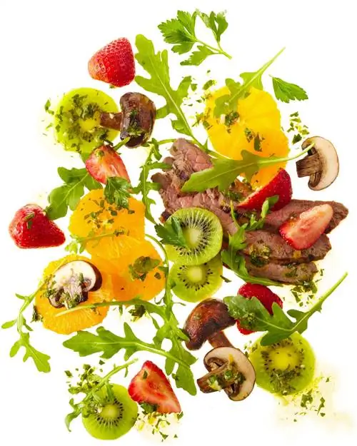 Клубнично-говяжий летний салат