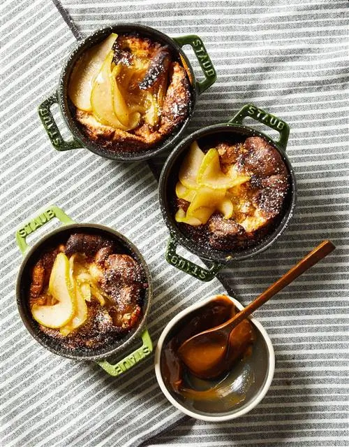 маленькие чугунные сковороды с карамелизированной грушей Dutch Baby