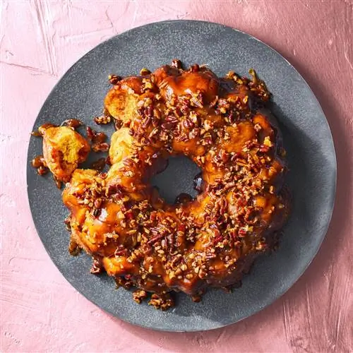 Вид сверху на кольцо карамельно-тыквенного хлеба Snickerdoodle Monkey Bread с орехами пекан