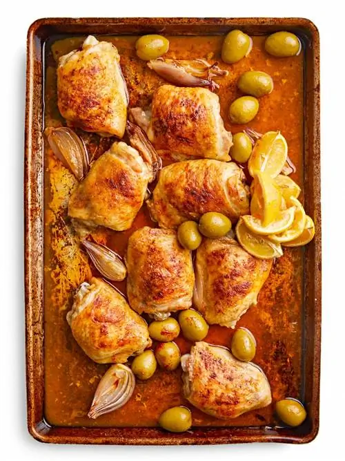 Цыпленок на противне с лимонами и зелеными оливками