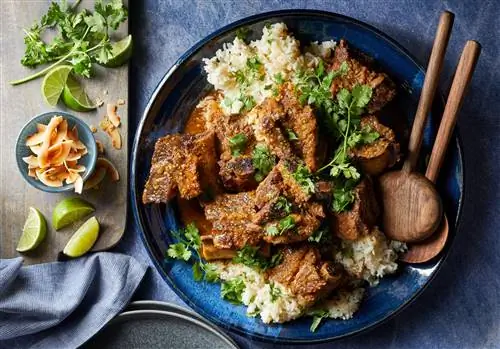 Короткие ребрышки с имбирем, кокосом и карри