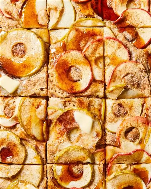 Вид сверху на яблочный блинчик Sheet-Pan, нарезанный на квадраты
