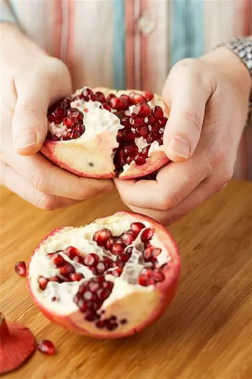 Как открыть гранат, не устроив беспорядок на кухне