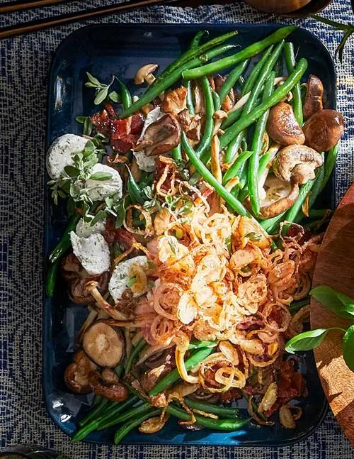 Сковорода с зеленой фасолью и грибами