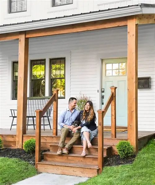 пара на палубной лестнице перед домом