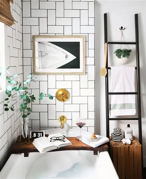 угол ванной комнаты с ванной и лестницей