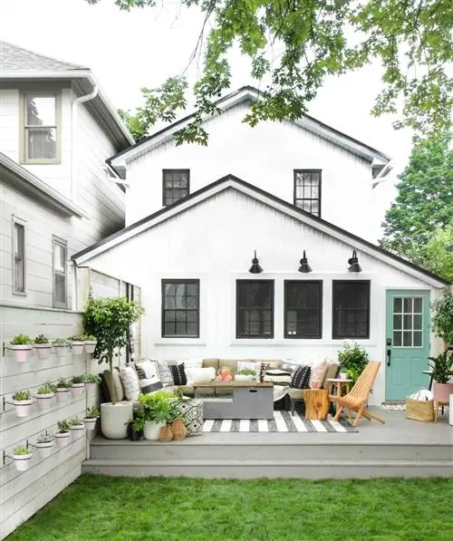 серая палуба с зоной отдыха