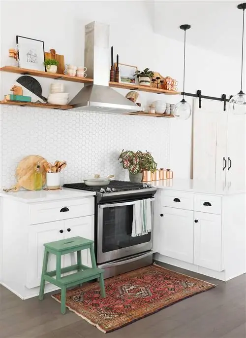 кухня с деревянными полками и белыми шкафами