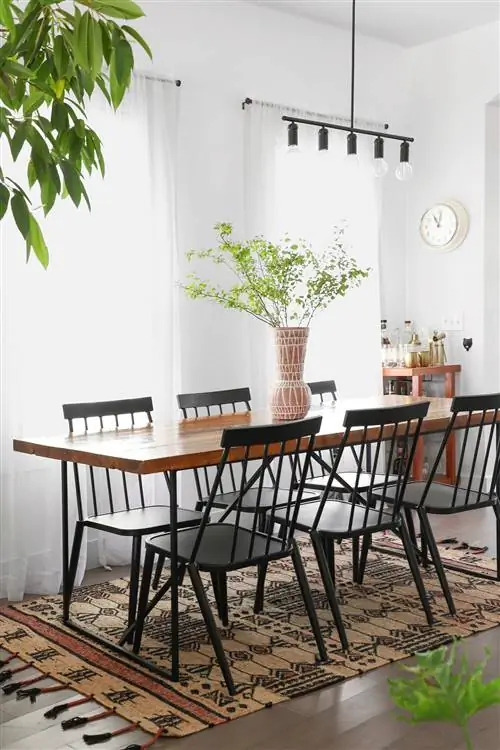 деревянный обеденный стол с черными стульями