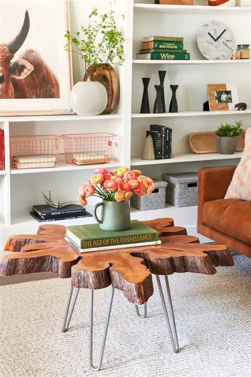 зона отдыха с деревянным столом