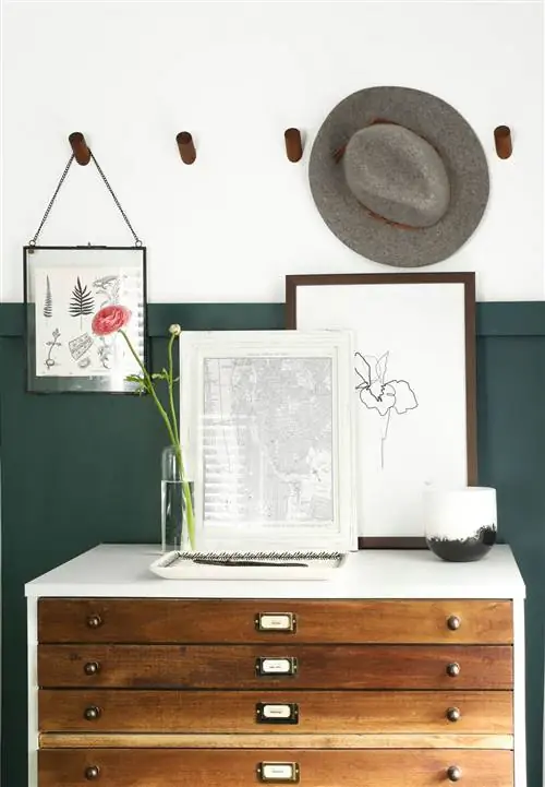 деревянный шкаф с декором