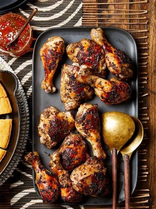 Jerk Chicken на черном подносе