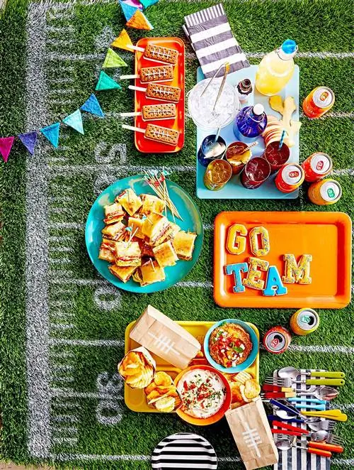Закуска на футбольном поле