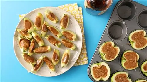 Яблоки, фаршированные бурбонской карамелью, дольки, половинки, маффины, жестяная тарелка, синий стол