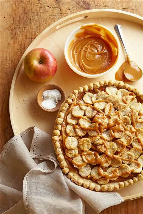 Яблочный пирог с соленой карамелью