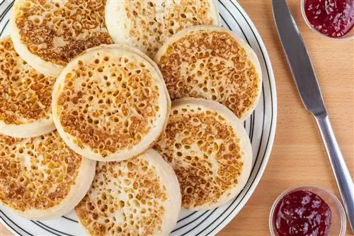 поджаренные оладьи с джемом