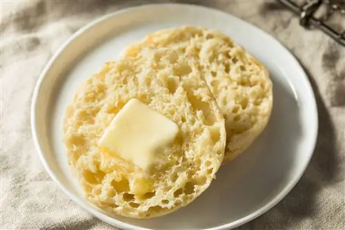 нарезанный и слегка поджаренный английский кекс со сливочным маслом