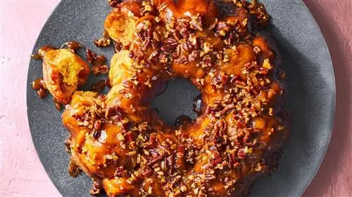 Вид сверху на кольцо карамельно-тыквенного хлеба Snickerdoodle Monkey Bread с орехами пекан