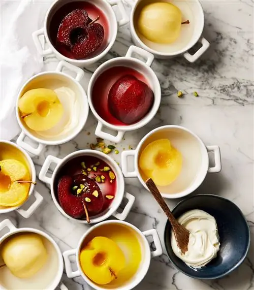 маленькие формочки с вареными яблоками красного и желтого цвета