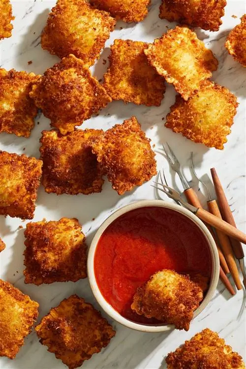 Жареные равиоли с соусом маринара